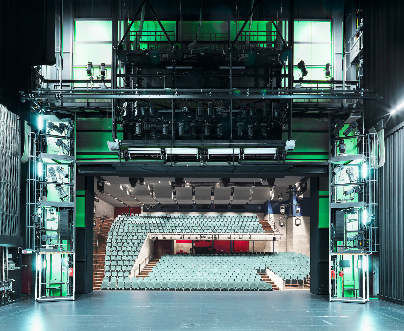 Bühne des Stadttheaters Winterthur mit Blick in den Zuschauerraum – Architekturfotografie Innenarchitektur